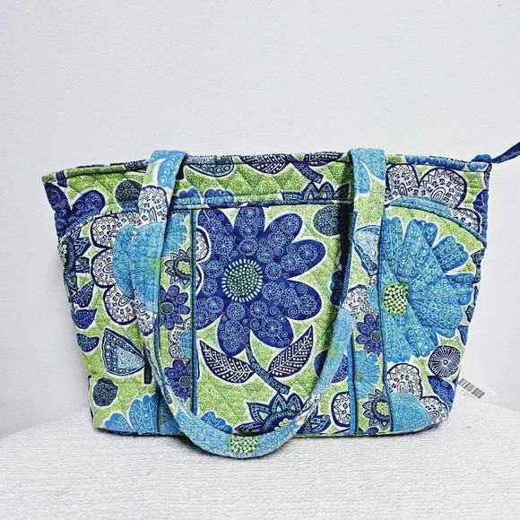 Vera Bradley 3 pc set tote , wallet & earbud case retired - Picture 6 of 11